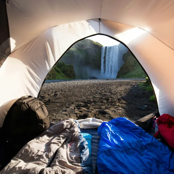 Die besten Kleidungsstücke für eine warme Nacht im Schlafsack